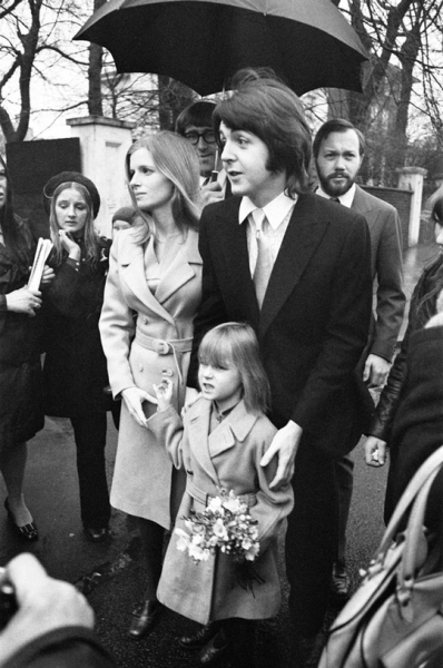 Свадьба Пола Маккартни и Линды Истман, 12 марта 1969 года. Девочка на..1