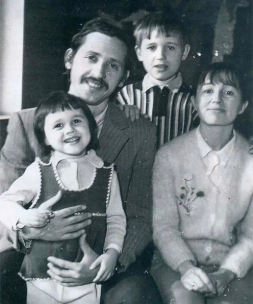 Светлой памяти...

Настя Заворотнюк  с родителями и братом. СССР, г...0