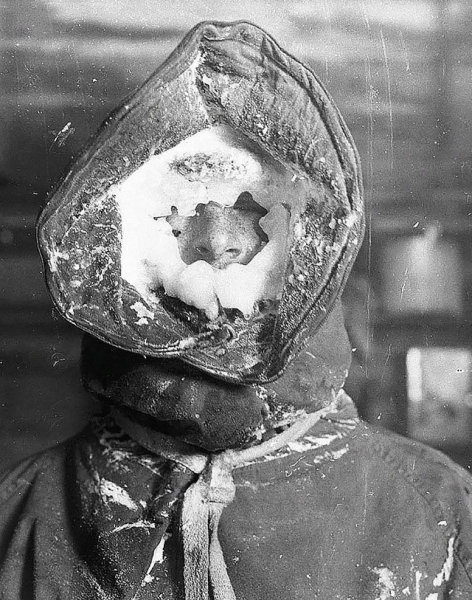 Так выглядел полярник который вышел снять показания с приборов...0