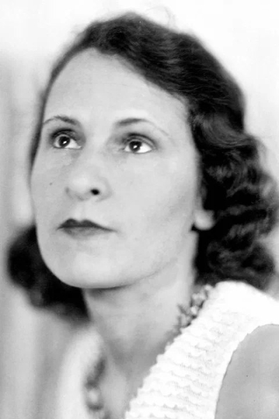 Точных данных о детстве Елены Дьяконовой нет. По устоявшейся..0