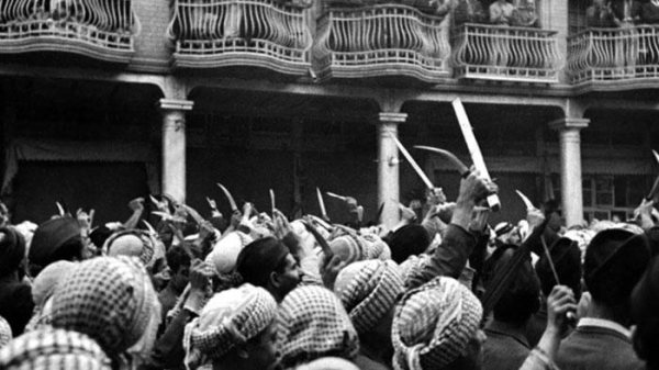 Толпа во время погрома евреев в Фархуде в Ираке.

Багдадский..0