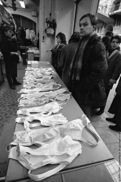 Торговля в ГУМе. Москва, 1993..0