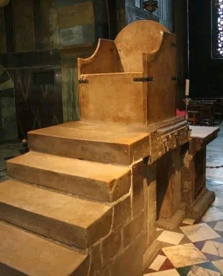 Трон Карла Великого, на котором короновались короли Священной..0