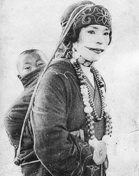 Улыбки Джокера: Жестокая Красота и Судьба Женщин Айну.

Более 10..0