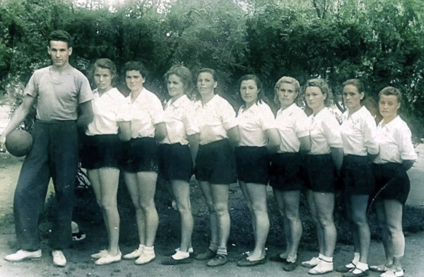 В 1952 году Борис Ельцин, будучи студентом, был тренером женской..0