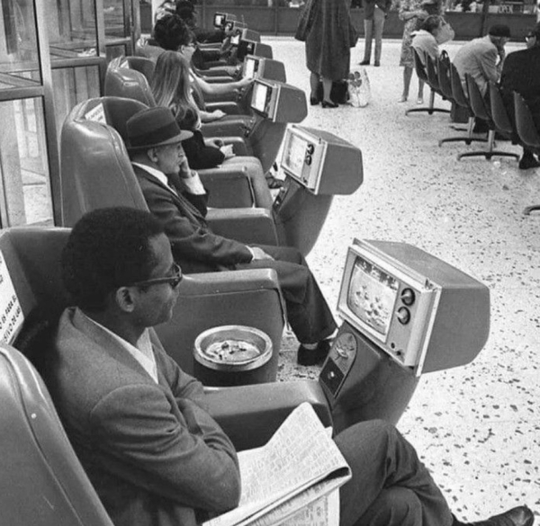 В 1969 году в зале ожидания одного из автовокзалов Лос-Анджелеса за..0