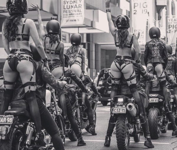 В 1979 году в Америке проходил парад байкеров и их подруг на..0