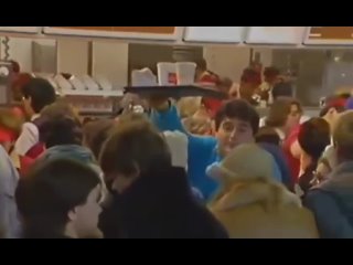В 1990 году, когда в России открылся первый Макдональдс, дети..0