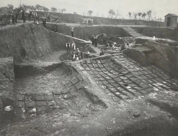 В 79 году н. э. извержение вулкана Везувий стерло с лица земли..1