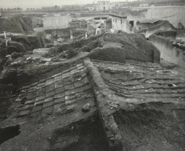 В 79 году н. э. извержение вулкана Везувий стерло с лица земли..0