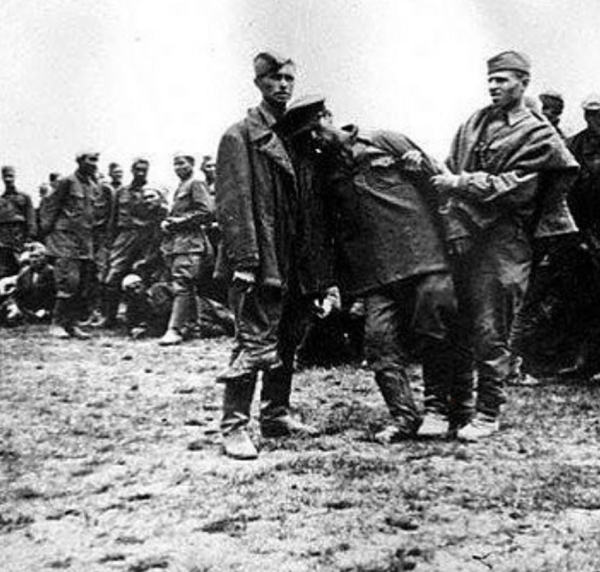 В октябре 1941 года советский солдат М.С. Крутов, находясь в плену,..0