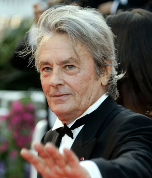 В возрасте 17 лет Ален Делон увидел афишу в парижском метро,..2