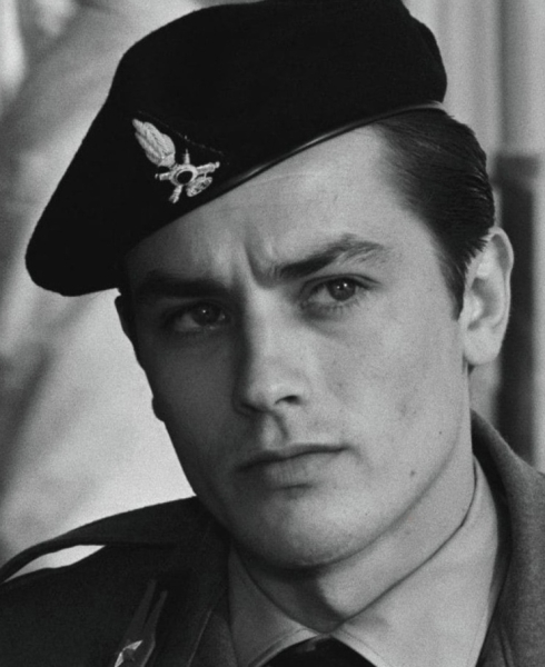 В возрасте 17 лет Ален Делон увидел афишу в парижском метро,..0