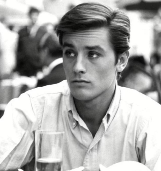 В возрасте 17 лет Ален Делон увидел афишу в парижском метро,..1