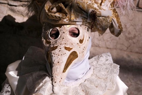 Венецианский карнавал 2022

Венецианский карнавал не смог..1