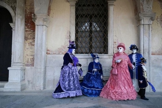 Венецианский карнавал 2022

Венецианский карнавал не смог..8