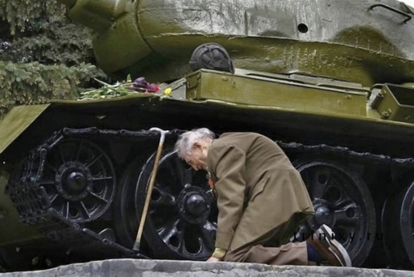 Ветеран рядом с танком Т-34-85, на котором он сражался в годы..0