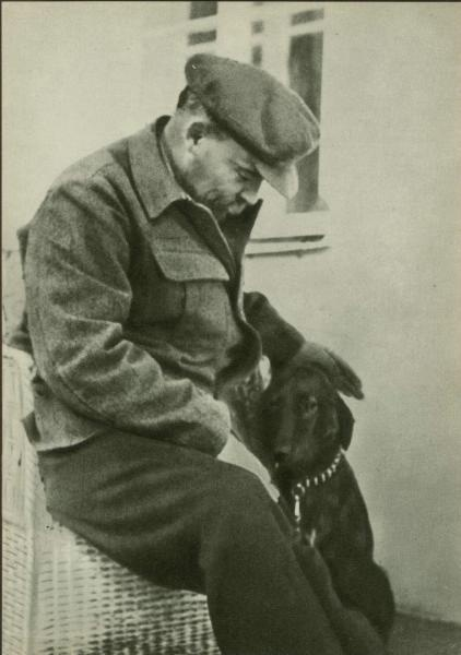 Владимир Ленин на отдыхе в Горках с собакой по кличке Айда, 1922..0