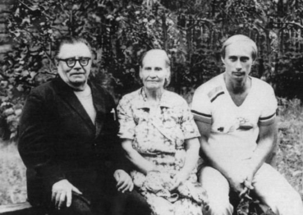 Владимир Владимирович со своими родителями, Мария и..0