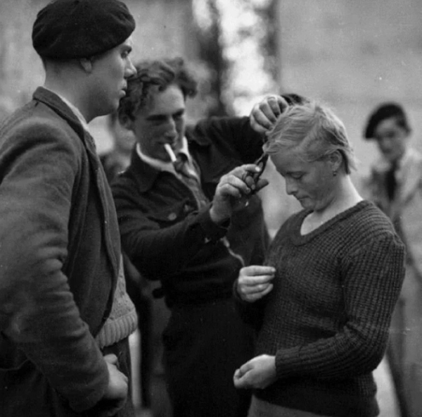 Во Франции, в 1944 году, женщин, подозреваемых в связи с немецкими..2