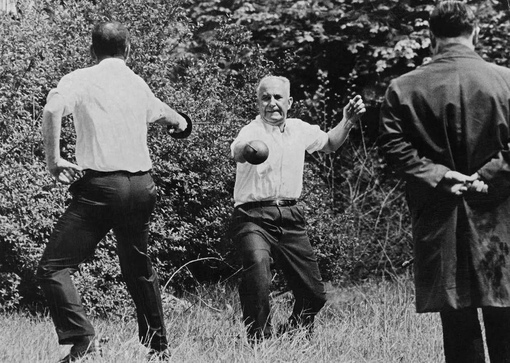 Во время проследней дуэли во Франции, в 1967 году,на шпагах сошлись..0