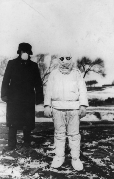 Врач в защитной одежде во время вспышки чумы. Маньчжурия, 1912..0