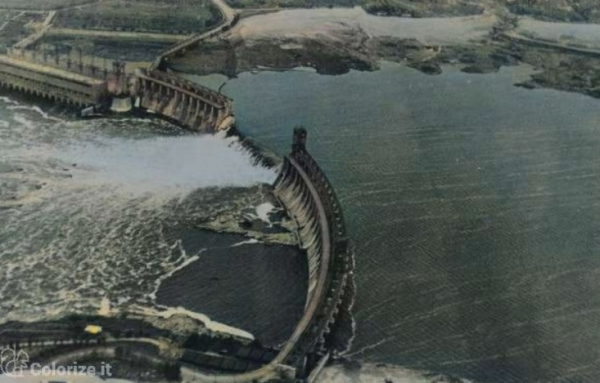 Взорванная плотина ДнепроГЭСа.
Фотография взорванной плотины..0