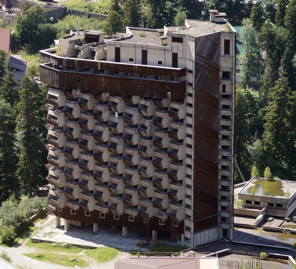 Заброшенная гостиница Аманауз в стиле советского модернизма..2