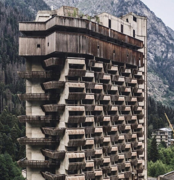 Заброшенная гостиница Аманауз в стиле советского модернизма..3