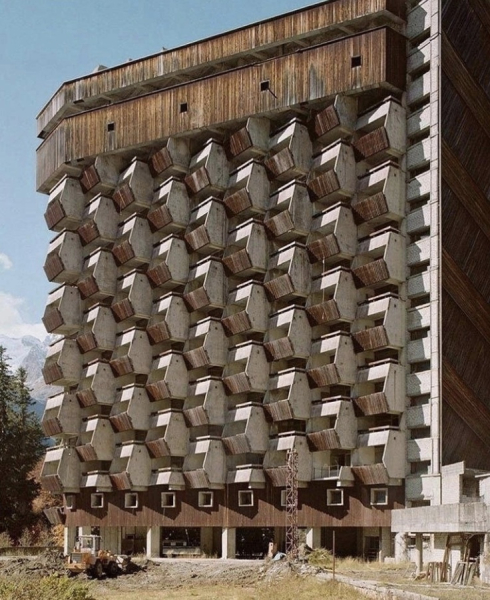 Заброшенная гостиница Аманауз в стиле советского модернизма..0