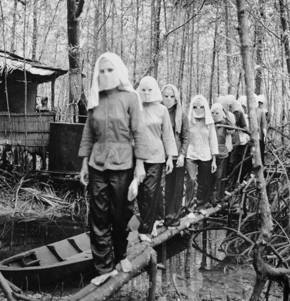 Загадочное собрание женщин в глухом лесу Намкана.

Чтобы..0