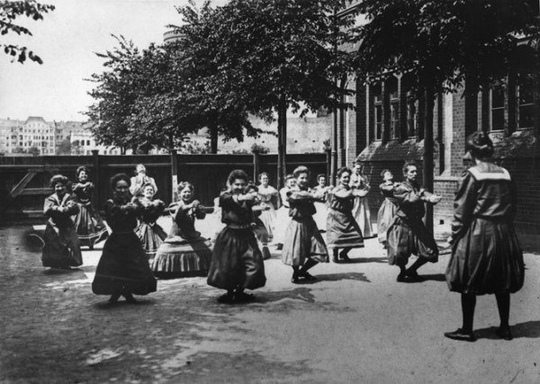 Занятия физкультурой на заднем дворе женской школы. 1905..0
