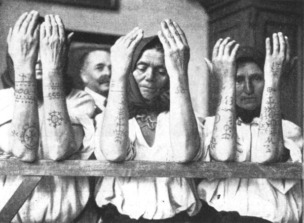 Женщины-хорватки демонстрируют свои традиционные татуировки...0