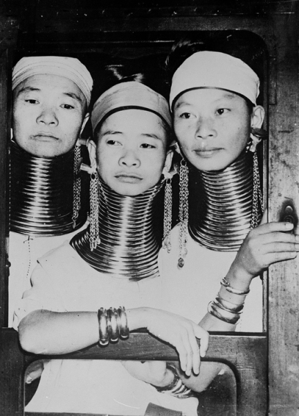 Женщины народа падаунг – этнического меньшинства, проживающего..2