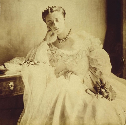 Женский портрет викторианской эпохи, 1860-е годы, фотограф — леди..8