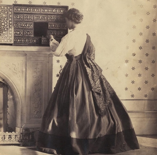 Женский портрет викторианской эпохи, 1860-е годы, фотограф — леди..3