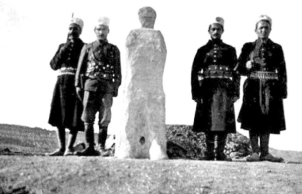 Жестокость наказания: казнь за кражу огурцовю

Казнь вора, 1900-е..0