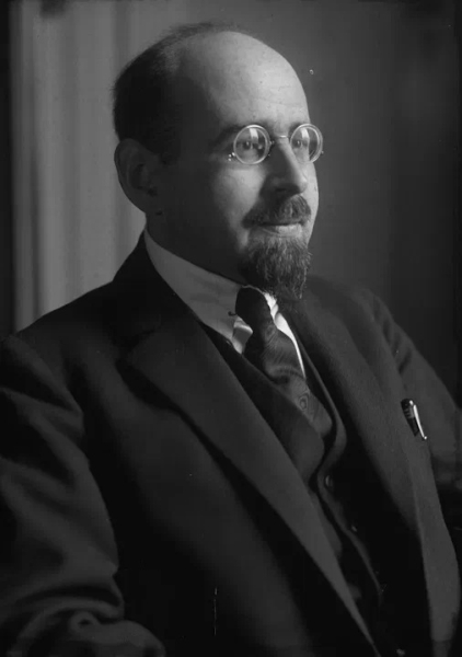 13(25 )октября 1883 года, в Могилеве в семье учителя гимназии родился..0