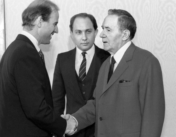15 января 1988 года. Член комиссии по иностранным делам Сената США..0