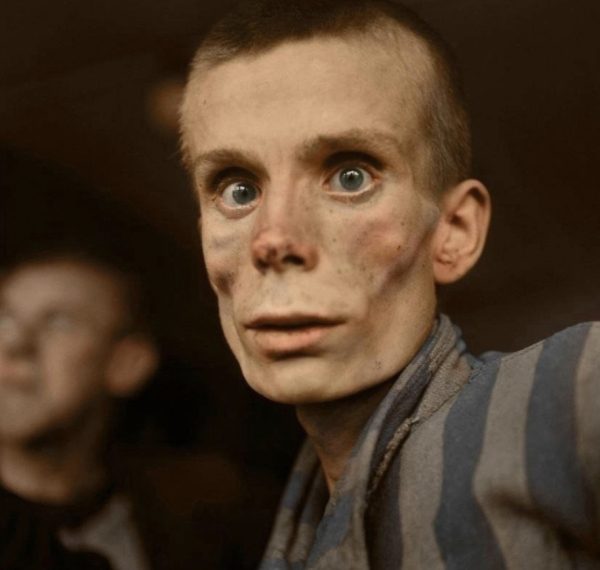 18-летняя русская девушка, истощенная, в день освобождения из..0