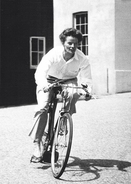 29 июня 2003 года, через месяц после своего 96-го дня рождения, умерла..5