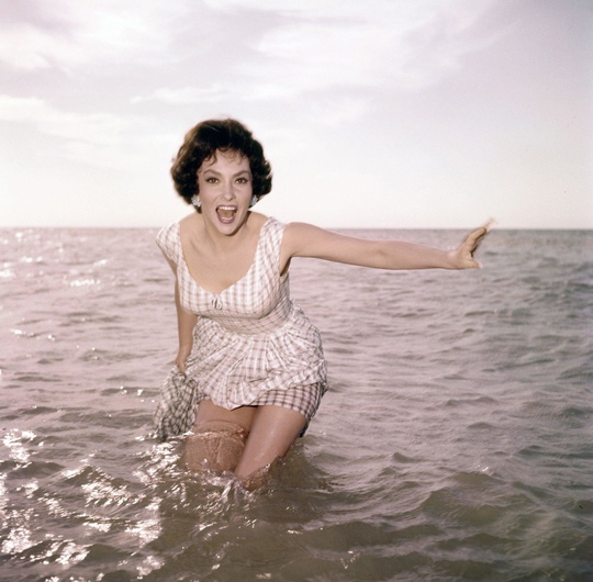 4 июля 1927 года родилась итальянская актриса Джина Лоллобриджида,..5