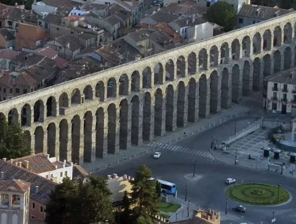 Акведук, который функционировал более 2 тысяч лет назад, был..2