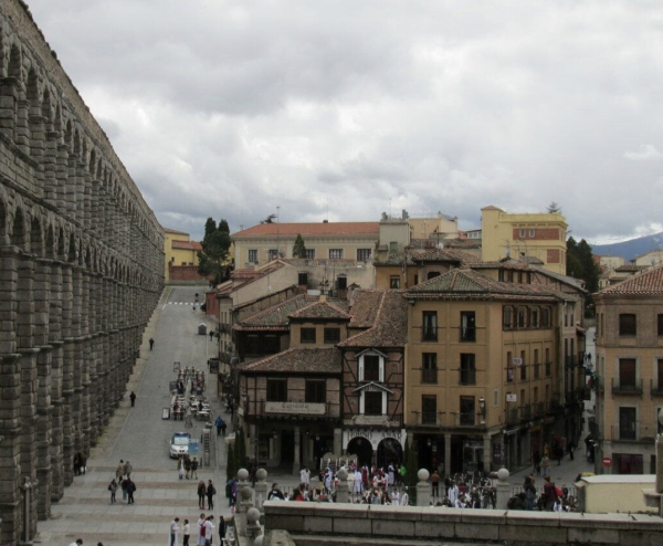 Акведук, который функционировал более 2 тысяч лет назад, был..1