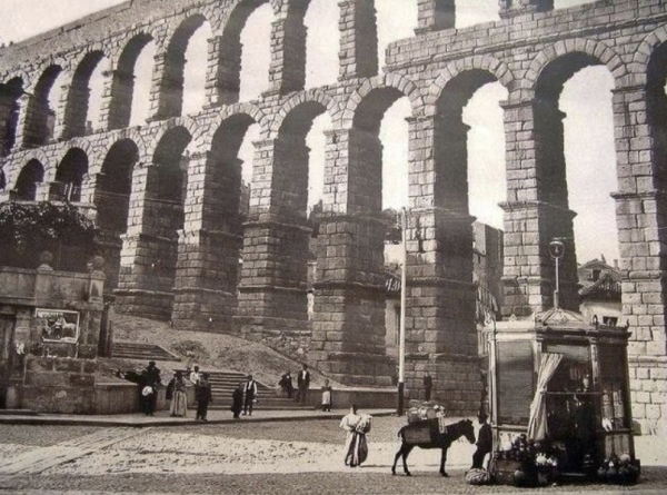 Акведук, который функционировал более 2 тысяч лет назад, был..0