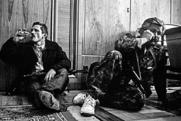 Александр Руцкой и его телохранитель во время обстрела здания..0