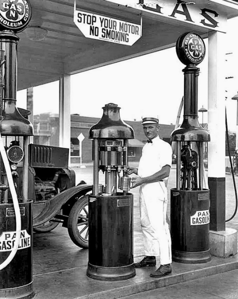 Американская заправочная станция, принадлежавшая Pan-Gas в 1920-х..0