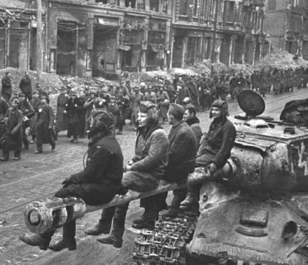 Берлин, май 1945 года: Экипаж советского тяжёлого танка ИС-2 и..0