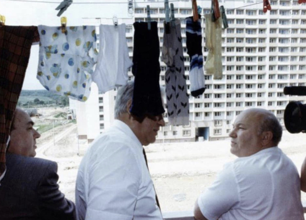 Борис Ельцин и Юрий Лужков осматривают новостройки в районе..0