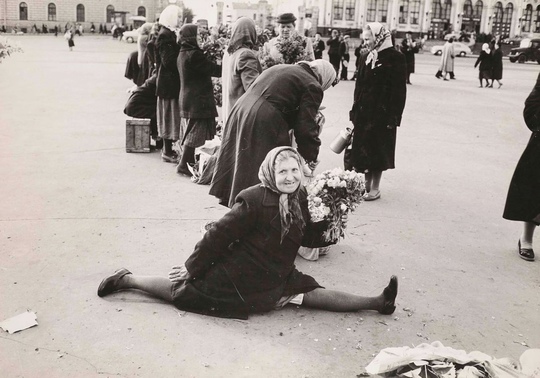 Бывшая балерина торгует цветами на площади у Белорусского..0